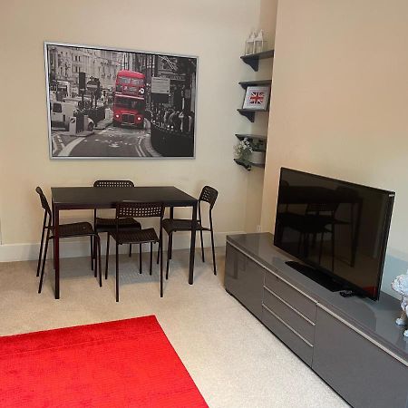 Beautiful 2 Bedroom Apartment- Prime Location, Aberdeen Centre Exterior photo